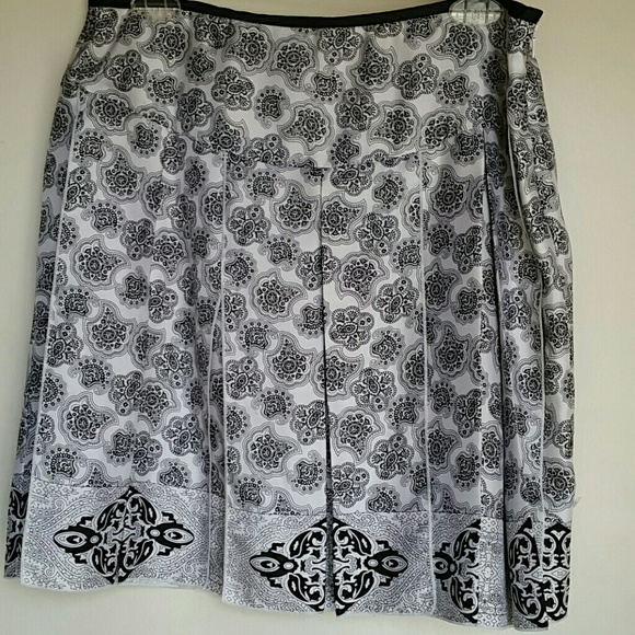NEW White House Black Market SILK pleated skirt SZ 8 - Picture 3 of 9